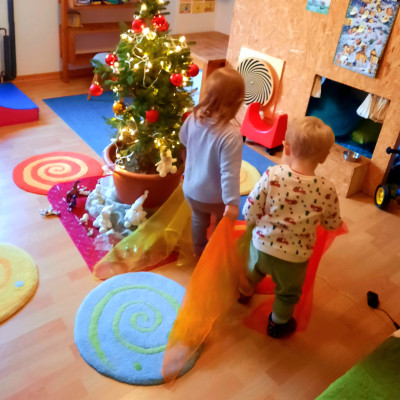 Der Tanz um den Weihnachtsbaum Der Tanz um den Weihnachtsbaum