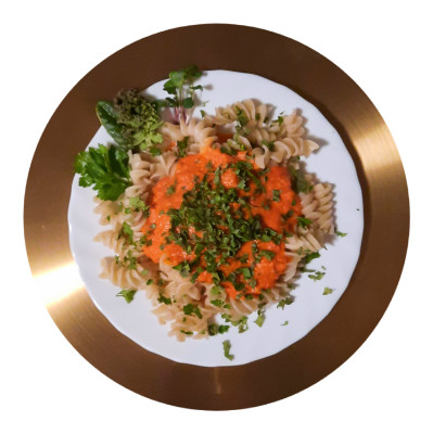 Nudeln, Gemüse.Sauce, Blattsellerie