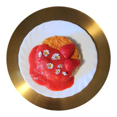 Mandelgries mit Erdbeer und Gänseblümchen Mandelgries mit Erdbeer und Gänseblümchen