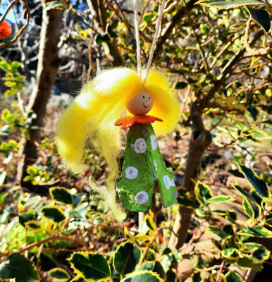 Frühlings.Elfen schweben im Baum