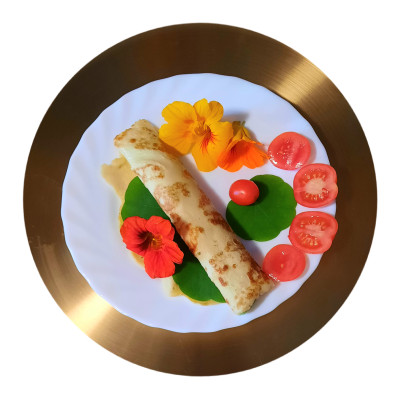 Käse.Crepes mit Kapuzinerkresse und Tomate