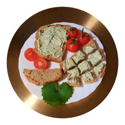 Gemüse.Brot mit Kräuter.Frischkäse und Tomaten