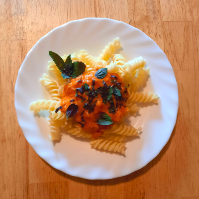 Nudeln mit Tomaten.Gemüse.Sahne.Sauce und Basilikum