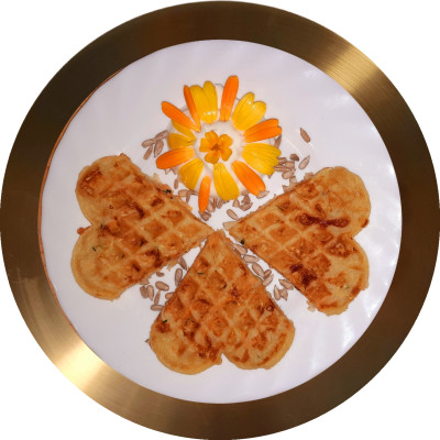 Blumen.Waffeln mit Bananen.Joghurt und Ringelblumen