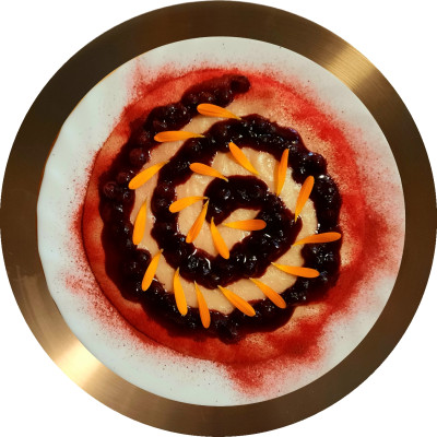 Dinkel.Mandel.Gries mit Holunder.Heidelbeer.Sauce und Aronia.Puder