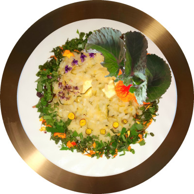 Zwiebel.Risotto mit Wildkräuter.Salat
